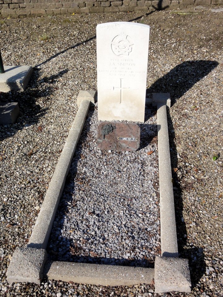 Mesnil-Saint-Laurent (Aisne) tombe de guerre de la CWGC (A)