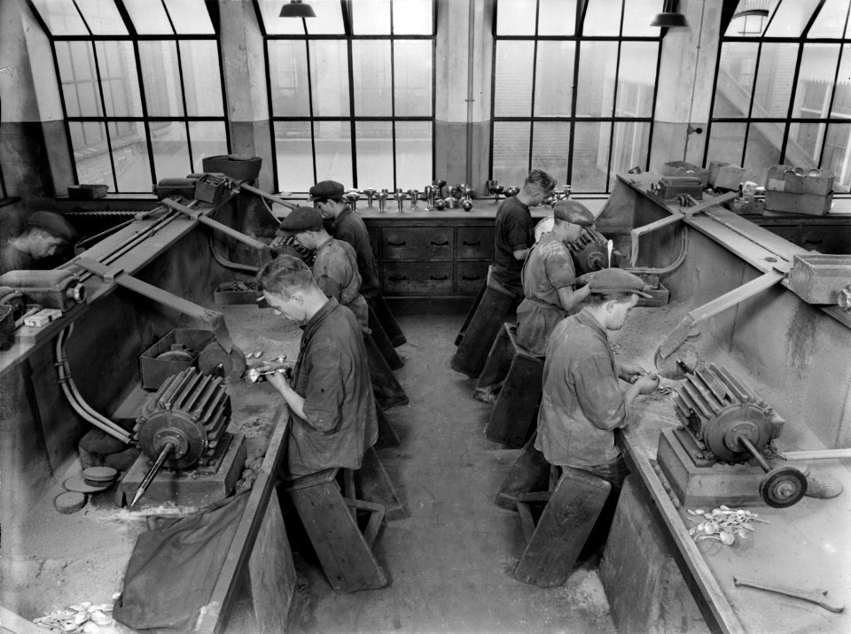 Met behulp van slijpmachines nabewerken van zilveren producten bij de fa Gerrit, Bestanddeelnr 190-0522