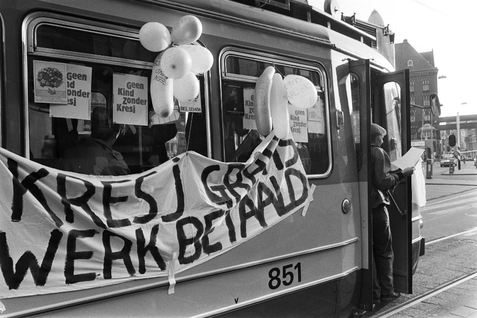 Met ballonnen versierde tram met een spandoek Kresj gratis, werk betaald, Bestanddeelnr 932-7560
