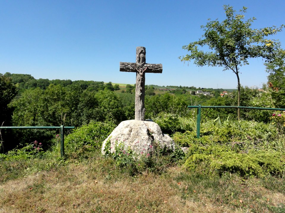Merval (Aisne) croix de chemin surplombant le paysage