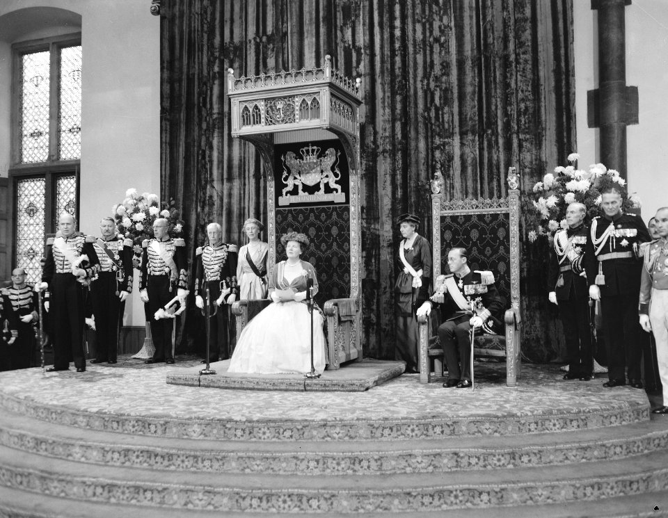 Met het voorlezen van de troonrede opent koningin Juliana de Staten Generaal Re, Bestanddeelnr 908-9547