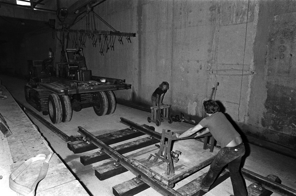 Metro's, spoorwegwerkers, Bestanddeelnr 930-4047