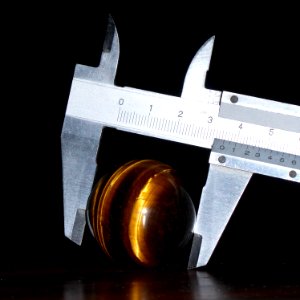 Messschieber misst Kugeldurchmesser