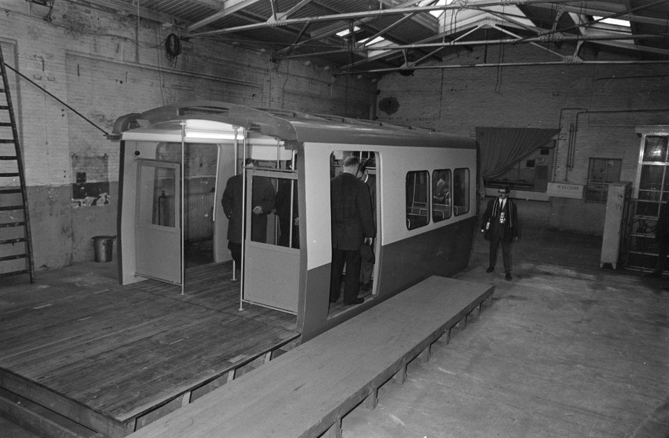 Metro, GVB neemt proeven met houten model men onderzoekt het zitcomfort, Bestanddeelnr 921-8669