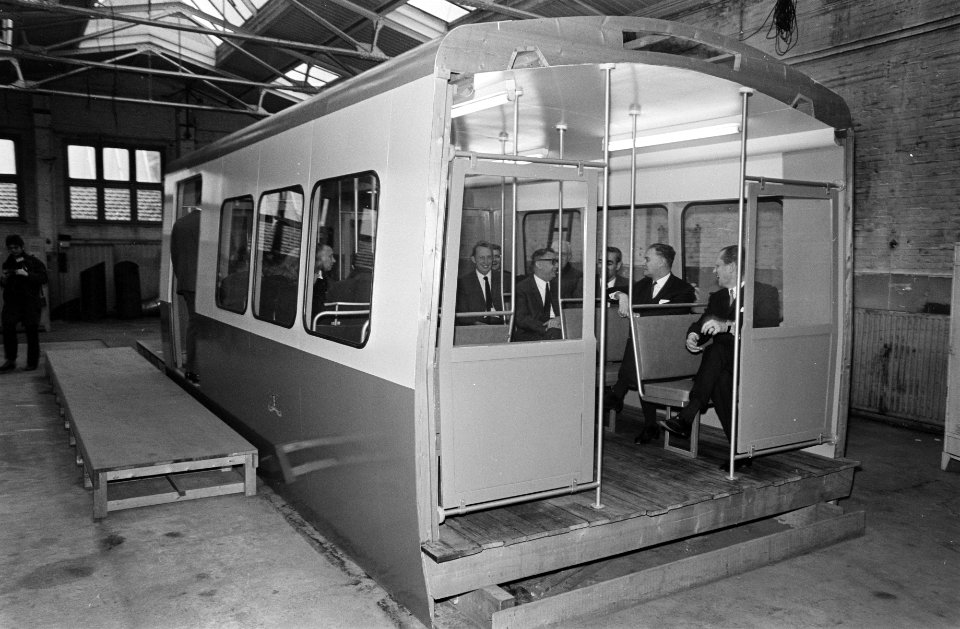 Metro, GVB neemt proeven met houten model men onderzoekt het zitcomfort, Bestanddeelnr 921-8667