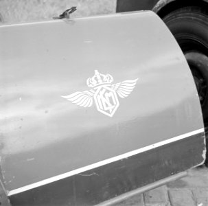 Metalen plaat met het KLM-logo, Bestanddeelnr 255-8944