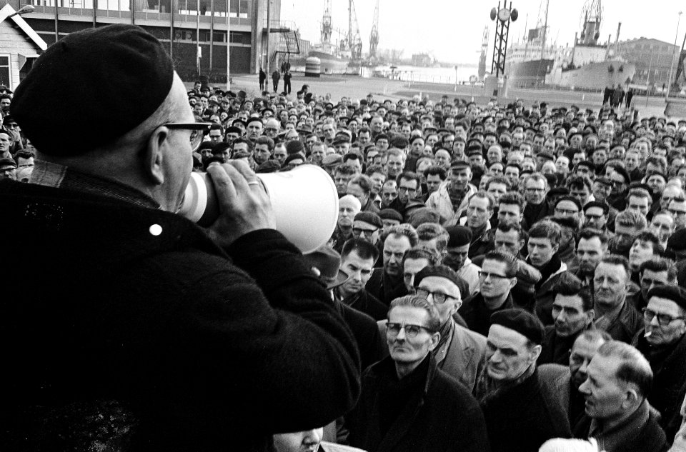 Metaalbewerkers staken in Rotterdam, een woordvoerder stakingscomite spreekt de , Bestanddeelnr 917-4444