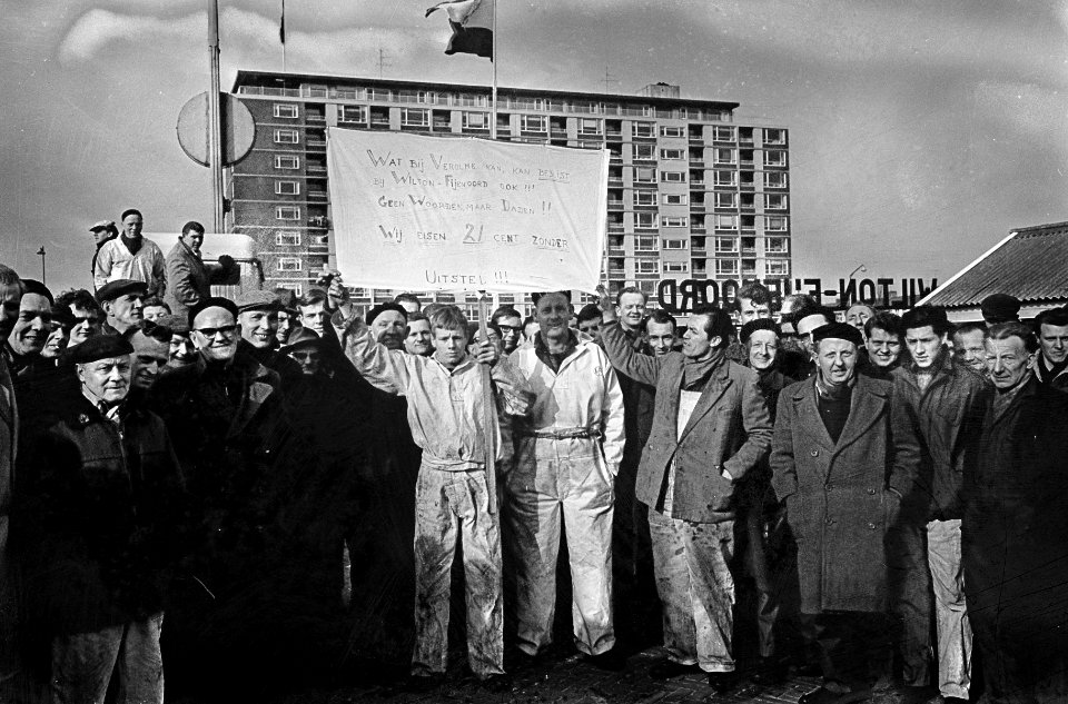 Metaalbewerkers staken in Rotterdam, arbeiders met spandoeken bij werf Wilton Fi, Bestanddeelnr 917-4443