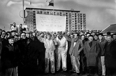 Metaalbewerkers staken in Rotterdam, arbeiders met spandoeken bij werf Wilton Fi, Bestanddeelnr 917-4443