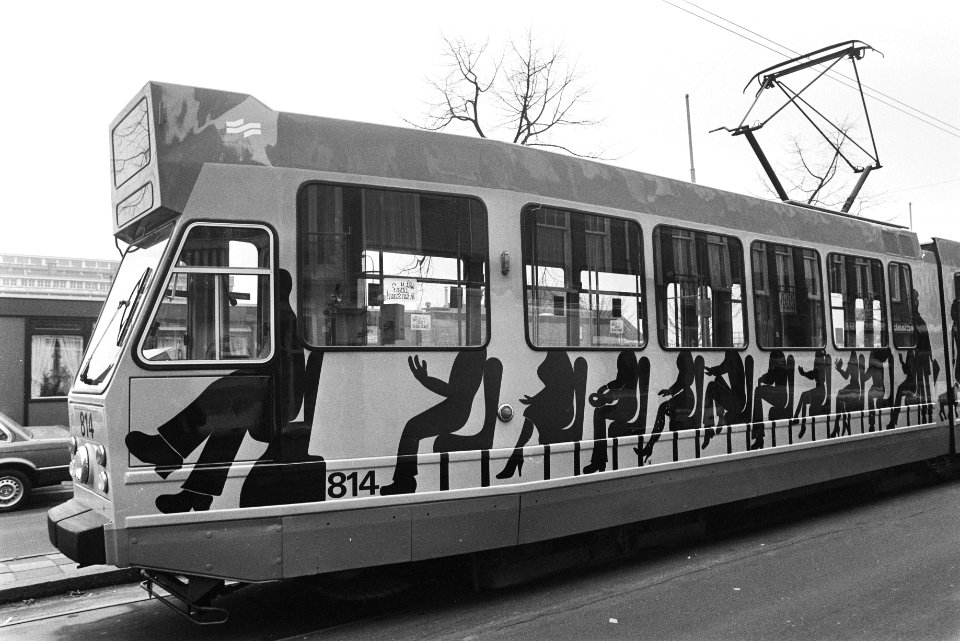 Met passagiers beschilderde tram in Amsterdam, Bestanddeelnr 932-8850