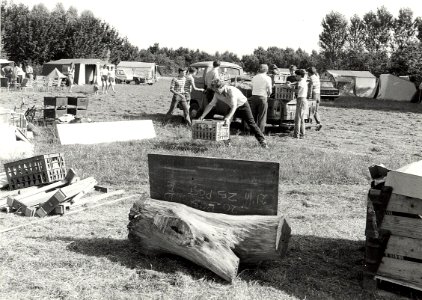 Met man en macht wordt gewerkt om alles in orde te brengen voor de Jamboree in de Houtrakpolder. Aangekocht in 1984 van fotograaf C. de Boer. - Gepubliceerd in het Haarlems Dagblad van 21.07, NL-HlmNHA 54014460