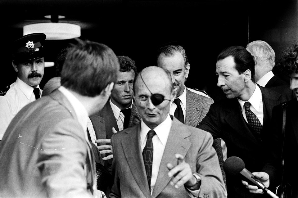 Met minister van Buitenlandse Zaken Van der Klaauw en lijfwachten, Bestanddeelnr 930-3719