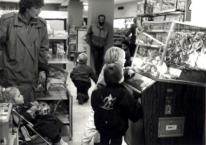 Met open mond kijken grote en kleine mensen naar de muzikale aapjes in de Bimbobox op de speelgoedafdeling van Vroom en Dreesmann aan het Verwulft. Aangekocht in 1988 van United Photos de Boer bv. - N