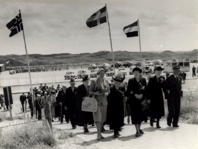 Met mooi weer brengen de oudjes nog graag een bezoek aan het strand te Bloemendaal. Aangkekocht in 1977 van fotograaf C. de Boer. Identificatienummer 54-004275, NL-HlmNHA 1478 25900 K 38
