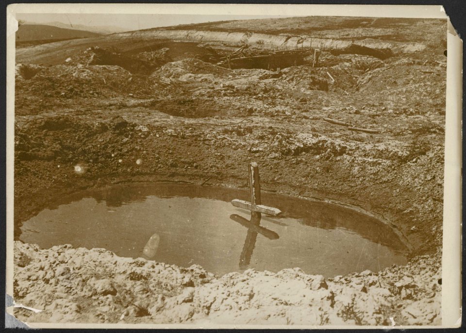 Met regenwater gevulde granaattrechter met een boven het water uitstekend houten, Bestanddeelnr 158-1977