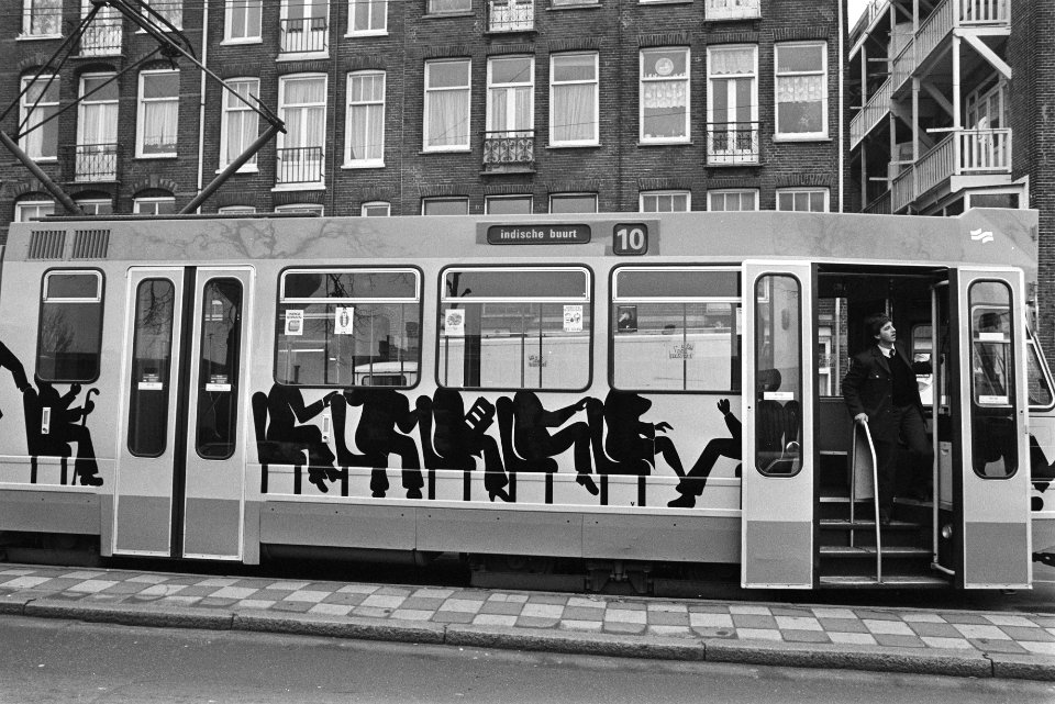 Met passagiers beschilderde tram in Amsterdam, Bestanddeelnr 932-8851