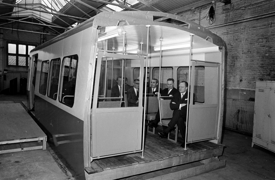 Metro, GVB neemt proeven met houten model men onderzoekt het zitcomfort, Bestanddeelnr 921-8668