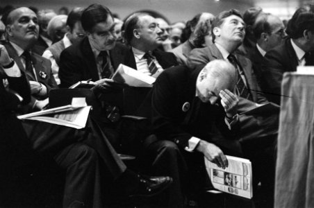 Met gebogen hoofd een zorgelijke ex-minister Norbert Schmelzer (KVP), achter…, Bestanddeelnr 930-5869