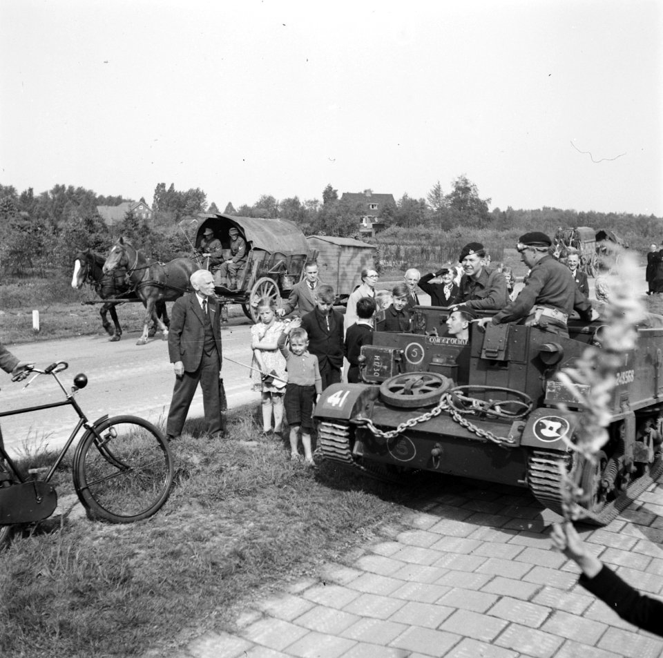 Met paard-en-wagen passeren Duitsers een bren-carrier van de 49th West Riding, Bestanddeelnr 900-2889