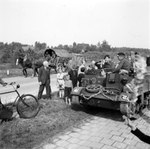 Met paard-en-wagen passeren Duitsers een bren-carrier van de 49th West Riding, Bestanddeelnr 900-2889