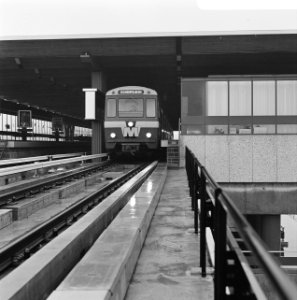 Metro Rotterdam Maas Station. Bovengronds station Zuidplein, Bestanddeelnr 920-8586
