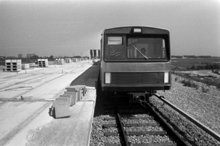 Metro rijdt proef over traject van 2 kilometer in de Bijlmermeer, metrotrein aan, Bestanddeelnr 926-6093