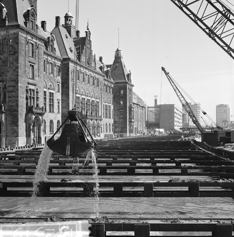 Metro in Rotterdam, de Coolsingel, in het midden het metrokanaal, Bestanddeelnr 915-2519