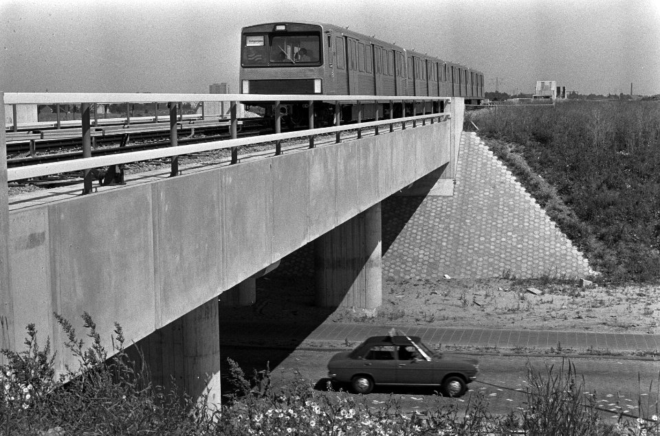 Metro rijdt proef over traject van 2 kilometer in de Bijlmermeer, metro rijdt ov, Bestanddeelnr 926-6095