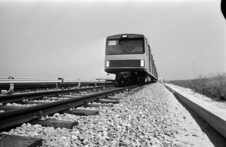 Metro rijdt proef over traject van 2 kilometer in de Bijlmermeer, Bestanddeelnr 934-6586