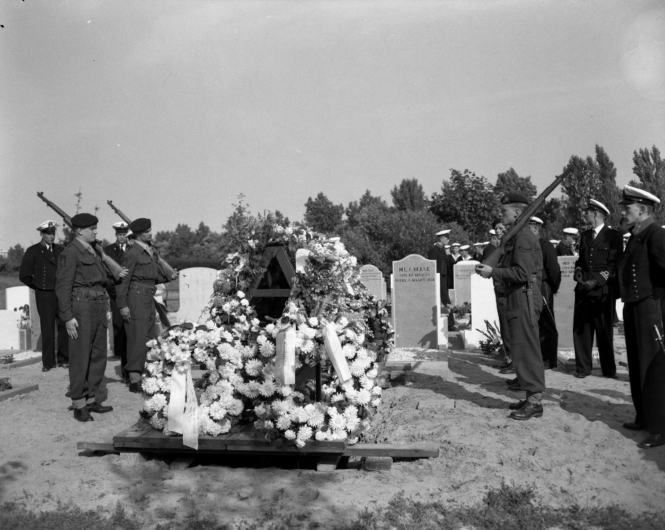 Marvo begrafenis Adelborst Hendriks , Den Haag, Bestanddeelnr 906-6131