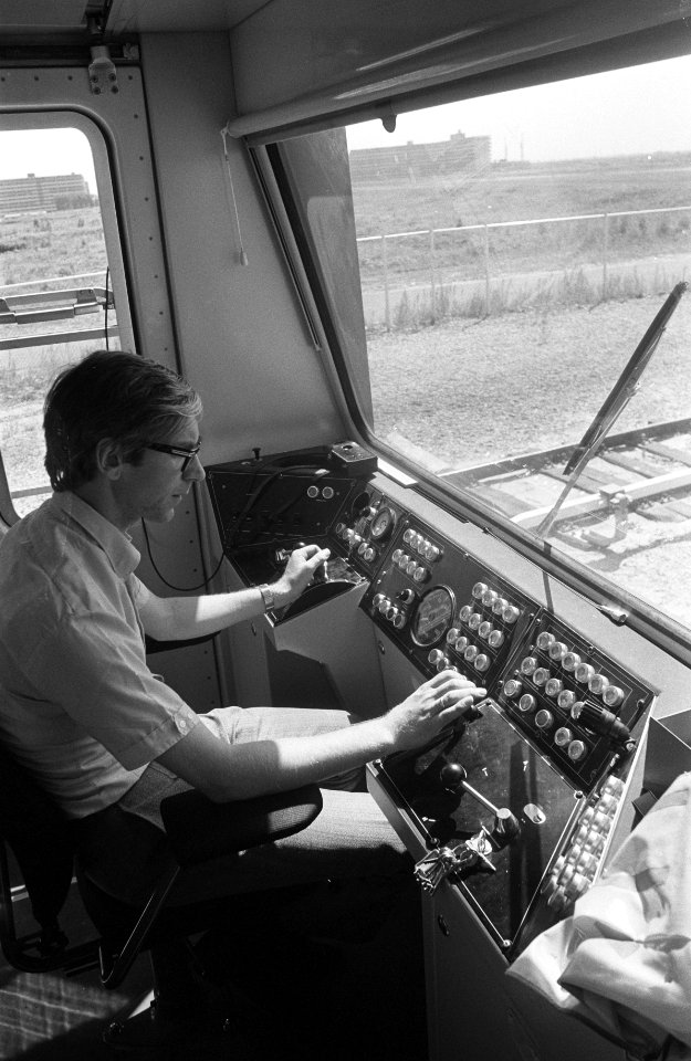 Metro rijdt proef over traject van 2 kilometer in de Bijlmermeer, Bestanddeelnr 926-6096
