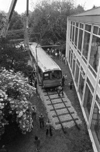 Metro treinstel in de tuin van het Stedelijk Museum in het kader van de tentoons, Bestanddeelnr 934-0115