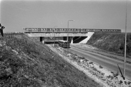 Metro rijdt proef over traject van 2 kilometer in de Bijlmermeer, metro rijdt ov, Bestanddeelnr 926-6094