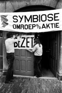 Medewerkers omroepvereniging Symbiose bezetten kantoor in Amsterdam in verband m, Bestanddeelnr 929-6789