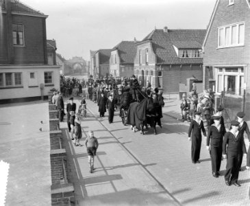 Marvo begrafenis Mil. werkman Van der Wiel, Noordwijk aan Zee, door Schoolstraat, Bestanddeelnr 906-3344
