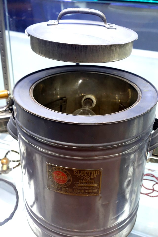 Marvel Electric Cooker and Baker, c. 1900, A.E. Sweet manufacturer, Broadway, NY, uses 1-2 100 Watt light bulbs to cook food - Museum of Science and Industry (Chicago) - DSC06466