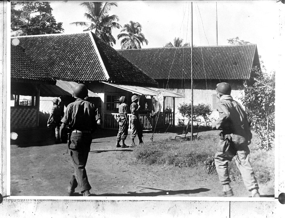 Marvo. Soldaten bij huizen in vlaggestok, Bestanddeelnr 902-8601