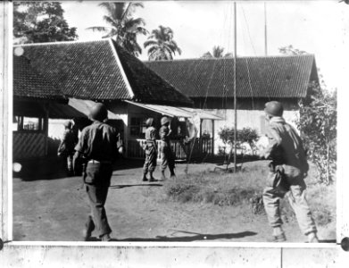 Marvo. Soldaten bij huizen in vlaggestok, Bestanddeelnr 902-8601