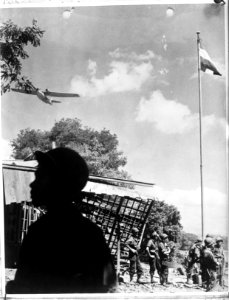 Marvo. Soldaten bij vlag en huis. Vliegtuig in de lucht , Bestanddeelnr 902-8602