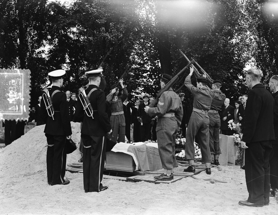 Marvo begrafenis matroos 1e kl. J. W. Stark begraafplaats Vredenhof, Bestanddeelnr 905-8144