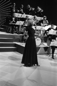 Martine Bijl tijdens tv-show, Bestanddeelnr 928-8137
