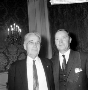 Martinus Nijhoff prijs 1966 , voor links de heer dr. Hemelrijk en rechts James B, Bestanddeelnr 918-7653