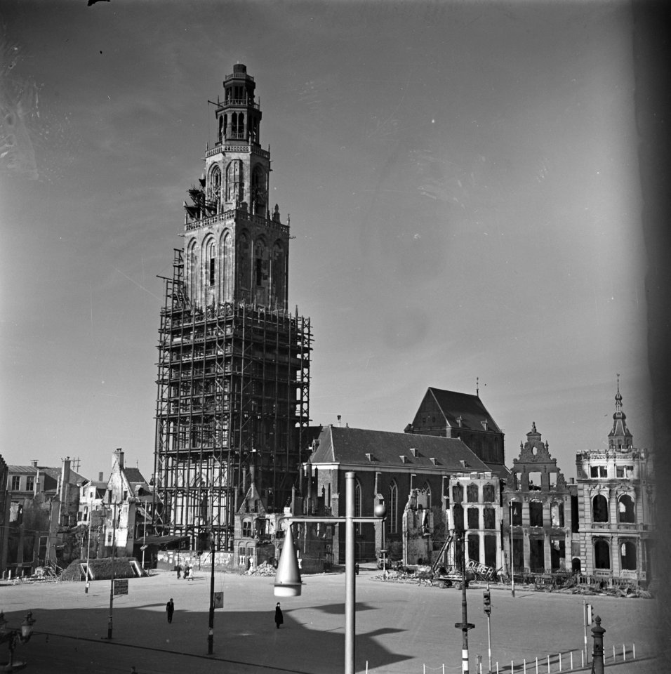 Martinikerk en verwoeste panden aan de Grote Markt in Groningen Er wordt kort n, Bestanddeelnr 900-2651