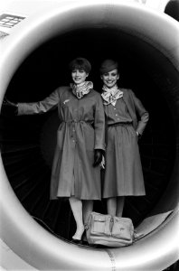 Martinair presenteert nieuwe stewardess-uniform dat vanaf 1 april gedragen zal w, Bestanddeelnr 932-0298