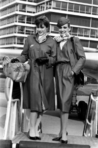 Martinair presenteert nieuwe stewardess-uniform dat vanaf 1 april gedragen zal w, Bestanddeelnr 932-0297