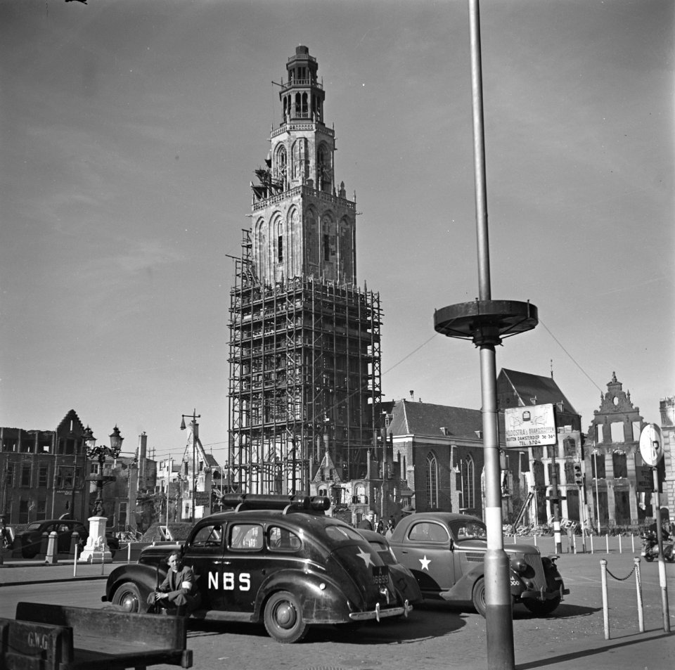 Martinikerk en Grote Markt te Groningen Op de voorgrond een personenauto van de, Bestanddeelnr 900-2652