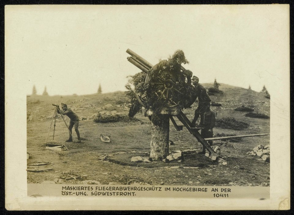 Maskiertes Fliegerabwehrgeschütz im Hochgebirge an der Öst.Ung. Südwestfront., Bestanddeelnr 158-1593
