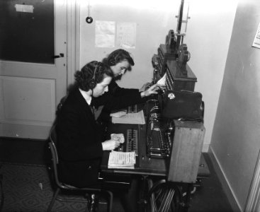 Marva telefonisten in marine kantoor Lange Voorhout 9 te Den Haag, Bestanddeelnr 902-5676