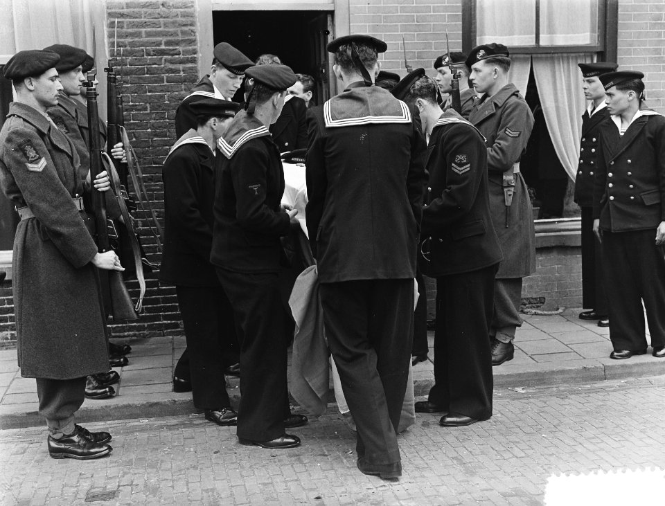 Marvo begrafenis Den Helder Matroos Voorthuysen, Bestanddeelnr 904-9969