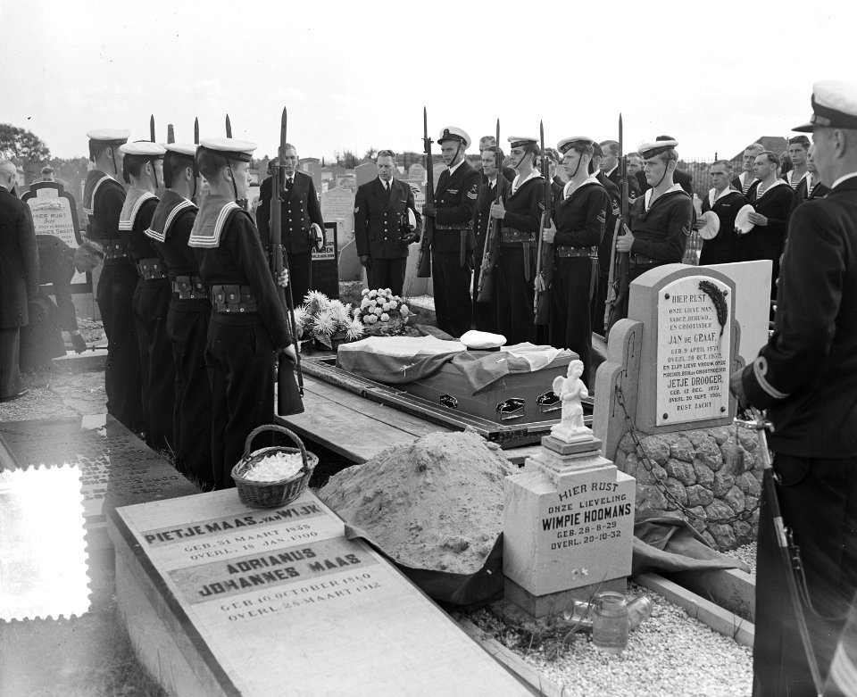 Marvo begrafenis sergeant torpedomaker W. Tamboer Den Helder, Bestanddeelnr 905-9349